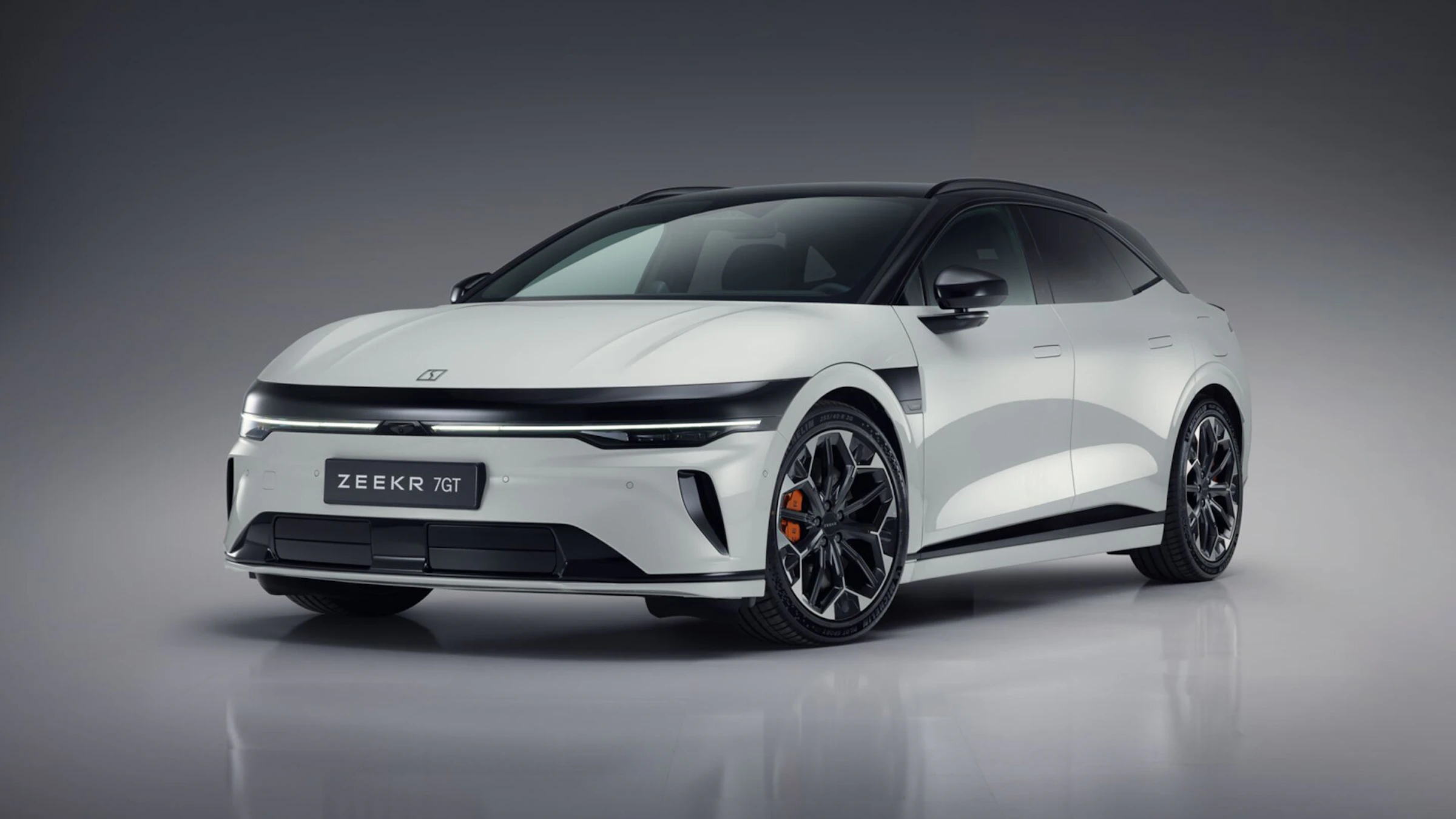 Zeekr 7GT in Crystal White im Studio